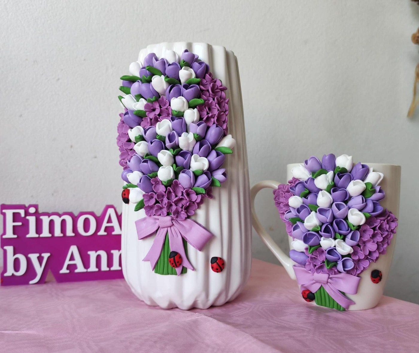 Set de cană și vază cu flori mov și albe, modelate manual de FimoArtByAnna